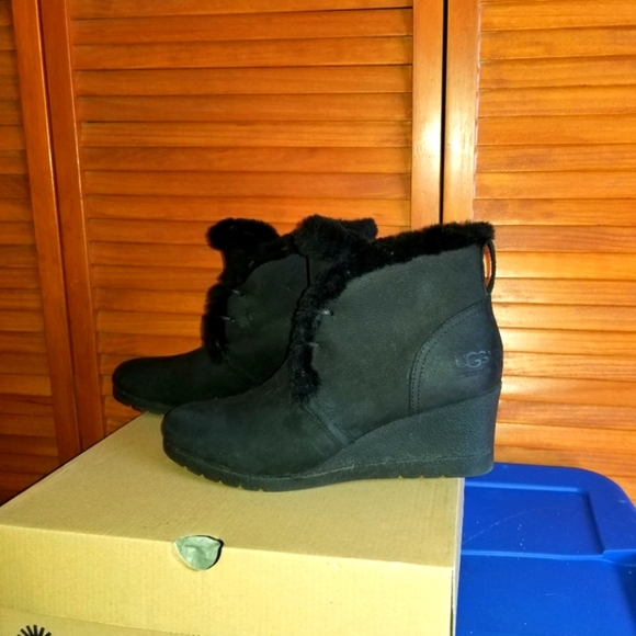 🚫SOLD🚫 Ugg Jeovana Shearling Wedge Booties - Picture 2 of 12